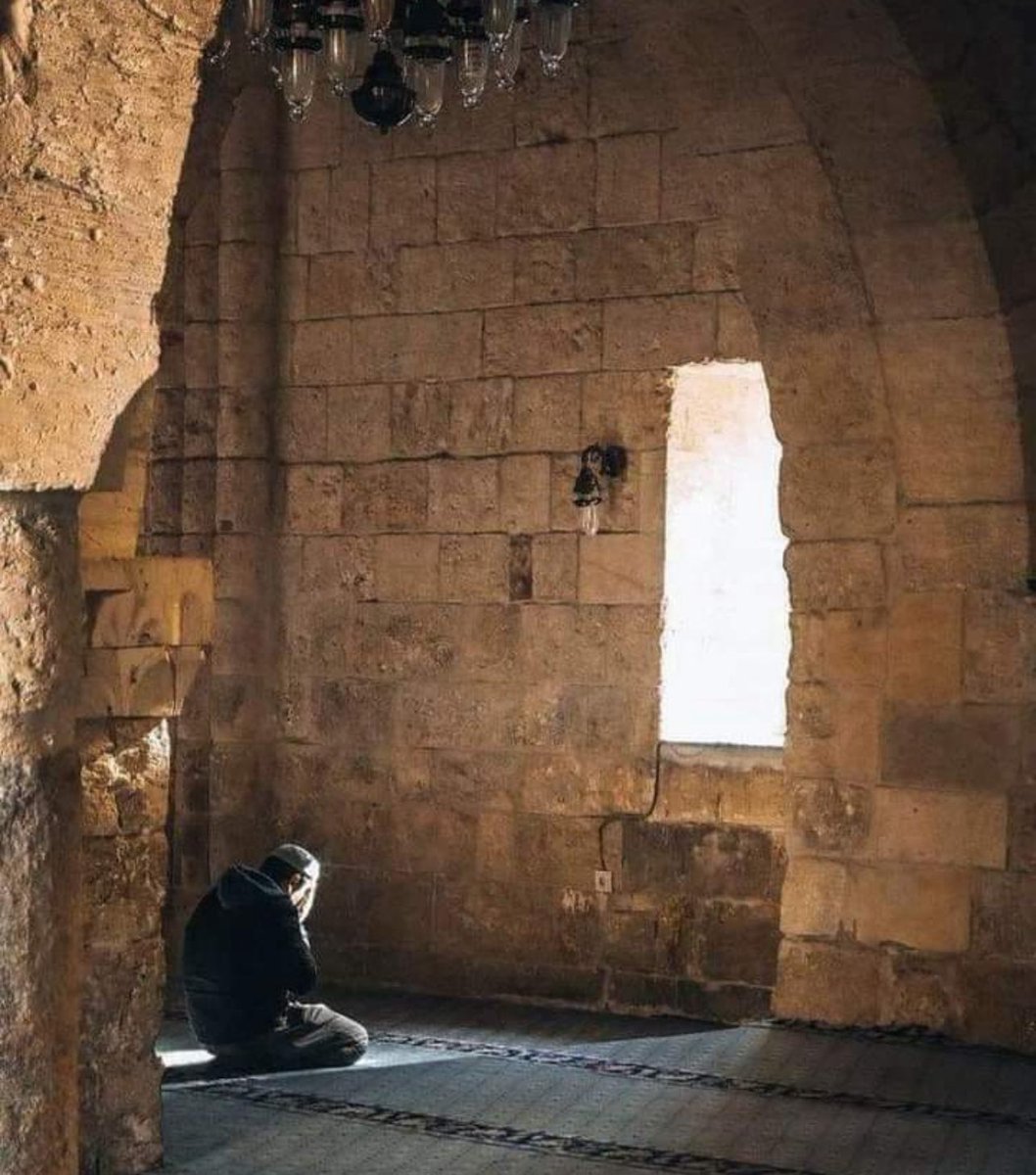"إلهي فيكَ قد أحسنتُ ظنِّي
ومن ذنبي بعفـــوكَ أستجيرُ

ومهما كنتُ في خيرٍ فإني
لما أنزلتَ من خيرٍ فقيرُ