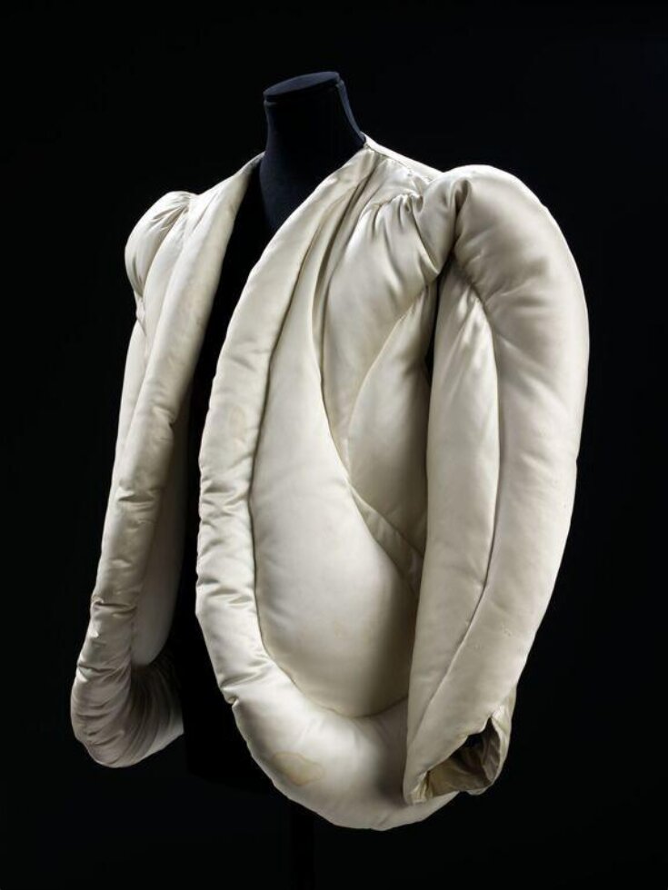 vickyhaddock's tweet image. Fashion designer Charles James was born #OnThisDay in 1906. He designed this collarless evening jacket of quilted white Celanese satin for Mrs Oliver Burr-Jennings in 1937. The design was featured in Harper's Bazaar in October 1938. @V_and_A collection. #fashionhistory