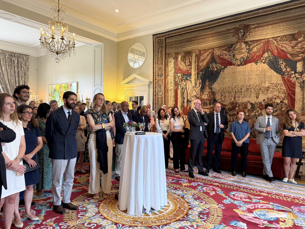 AmbDuchene's tweet image. A huge thank you to the United Kingdom for its exceptional welcome during this unforgettable #StateVisit!
Une pensée particulière pour l'équipe de l'ambassade, dont le dévouement a été tout simplement remarquable.
Vive l’Entente amicale ! 🇫🇷🇬🇧