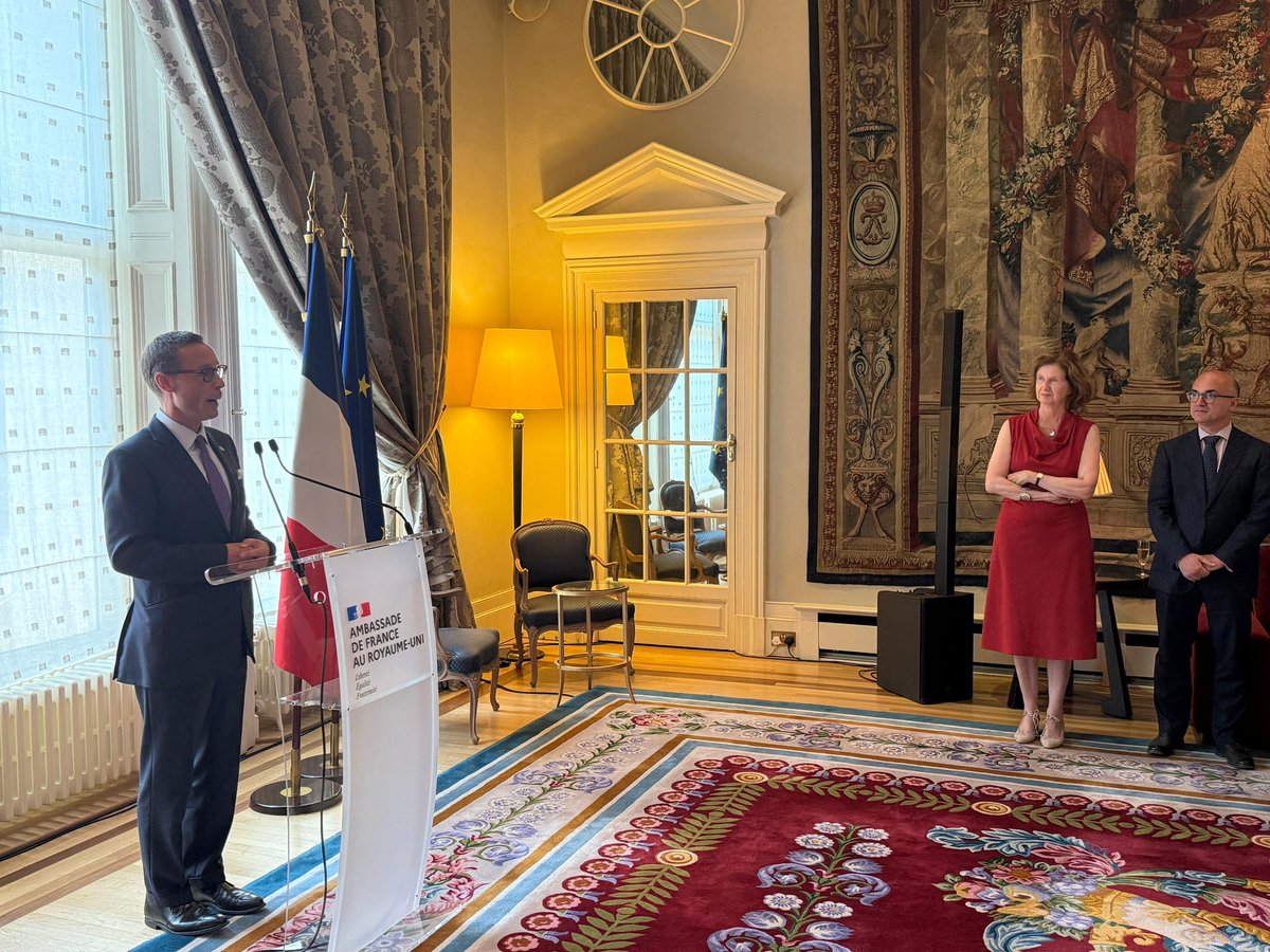 AmbDuchene's tweet image. A huge thank you to the United Kingdom for its exceptional welcome during this unforgettable #StateVisit!
Une pensée particulière pour l'équipe de l'ambassade, dont le dévouement a été tout simplement remarquable.
Vive l’Entente amicale ! 🇫🇷🇬🇧