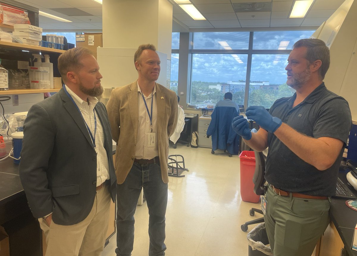 MoffittGR's tweet image. Ned Hance, Director of External Affairs, and Cameron Paul, Deputy Regional Director for @SenAshleyMoody, toured four of Moffitt Cancer Center’s state-of-the-art facilities, gaining insight into the innovative cancer care and research happening in the Tampa Bay region.🧬🔬