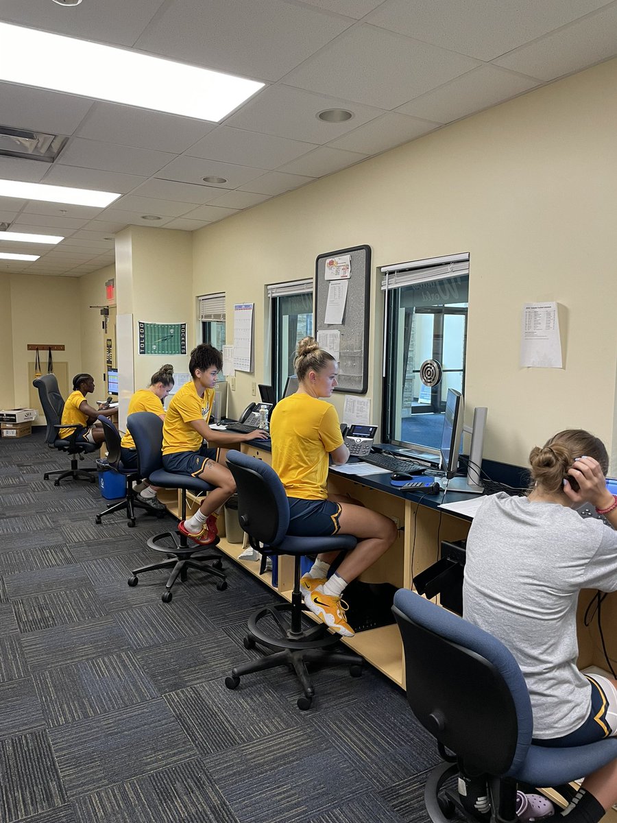 RHalter9's tweet image. When the caller ID says “Toledo Athletics”… it just might be your favorite Rocket 🏐🏀
Huge shoutout to our Volleyball and Women’s Basketball teams for jumping on the phones and connecting with our fans these past few weeks! #TeamToledo