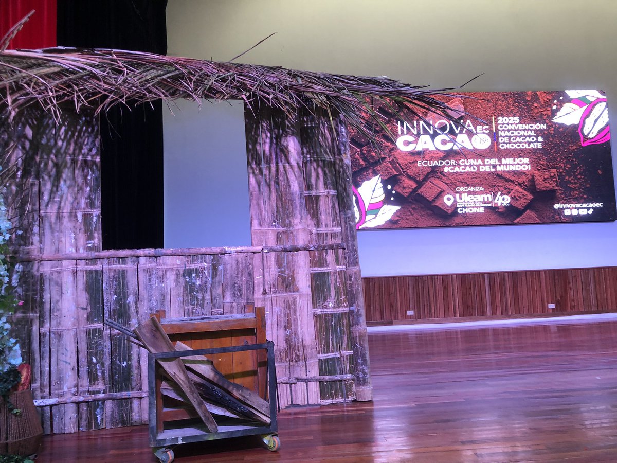 Todo listo en la extensión Chone de la #Uleam para la inauguración de la primera convención nacional del cacao.

Entre hoy mañana se realizarán charlas, ponencias y visitas a plantaciones de cacao. Además, se desarrollará una feria.