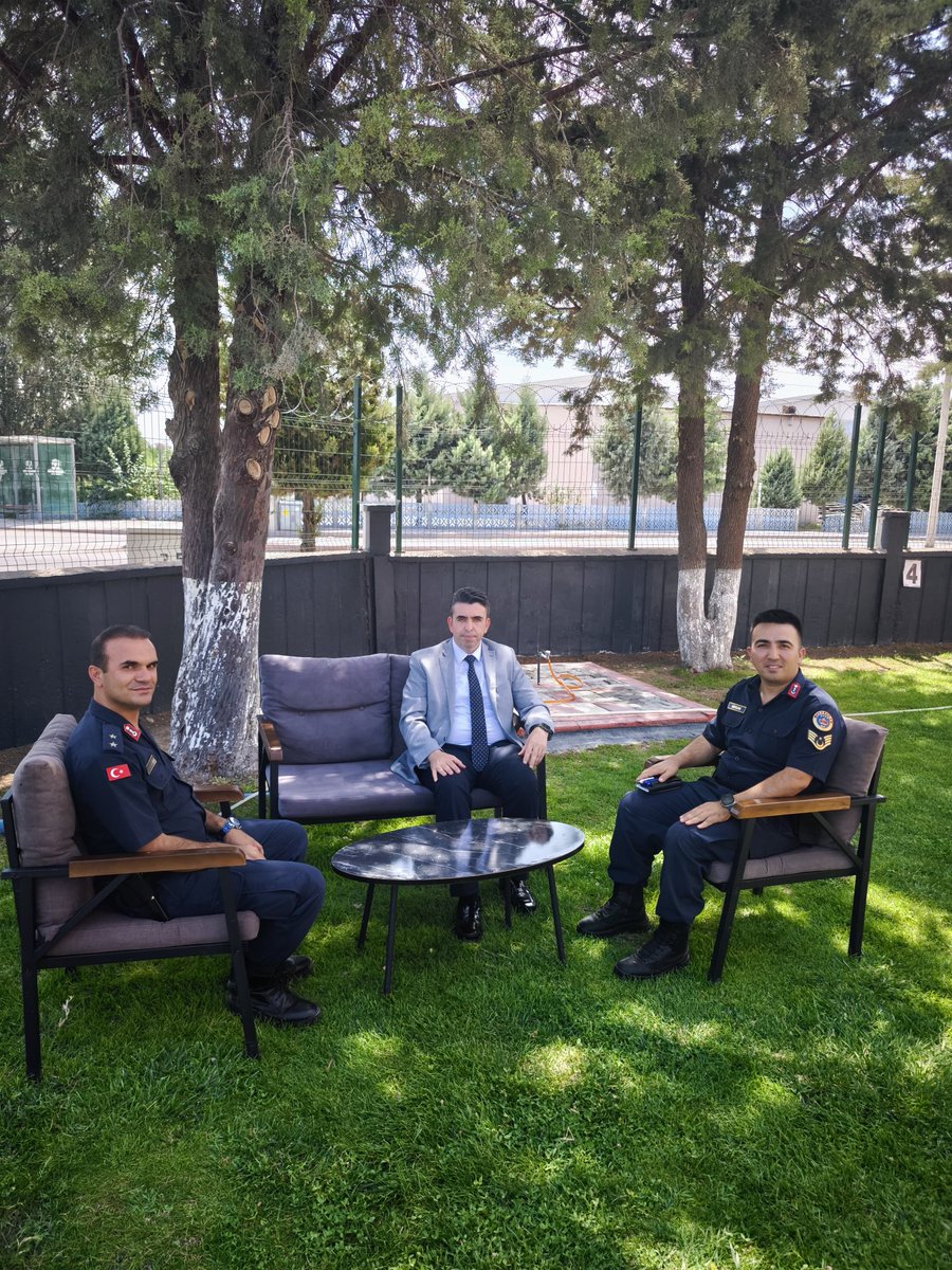 Kaymakamımız sayın Murat EREN, Çakmak Jandarma Karakol Komutanlığı Zengen Jandarma Karakol Komutanlığı ve Kargacı (OSB) Jandarma Karakolu Komutanlığı'nı ziyaret ederek, yürütülen faaliyetler hakkında bilgi aldı. <a href="/Murat_Eren/">Murat EREN</a>