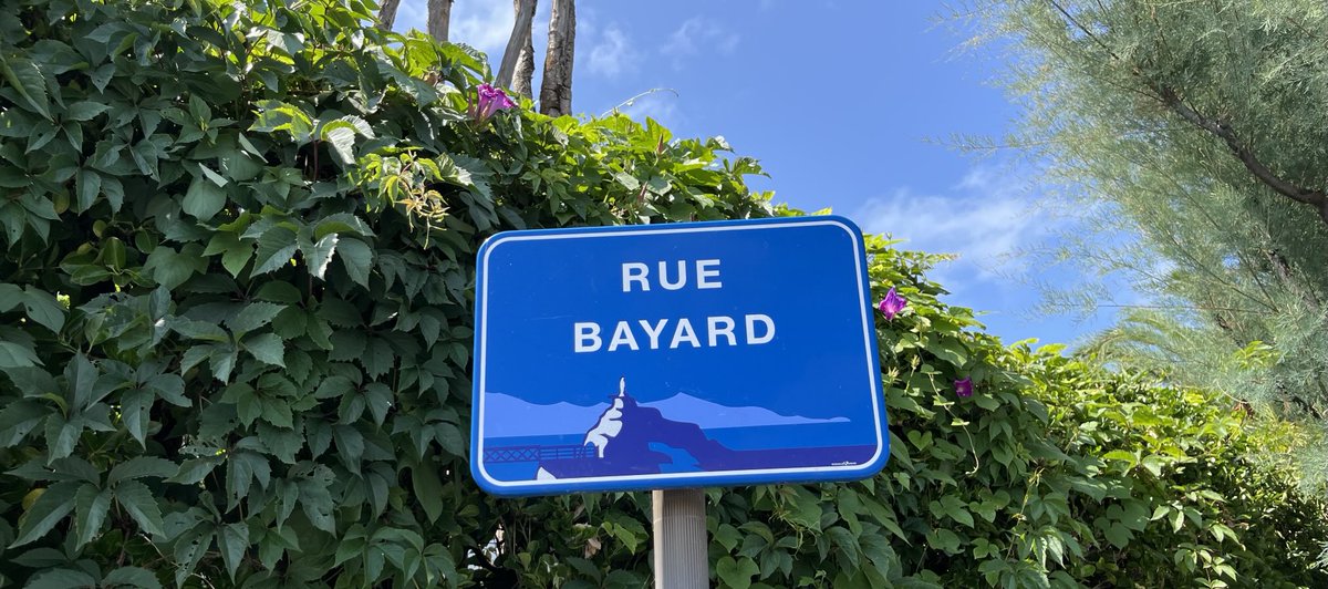 En Biarritz hay una calle dedicada a José Bayard “Badila”, mítico picador de toros, discípulo de Calderón, que trabajó con Frascuelo, Gonzalo Mora, Ángel Pastor, Mazzantini, El Gallo, Minuto, Algabeño, Reverte y Antonio Montes.