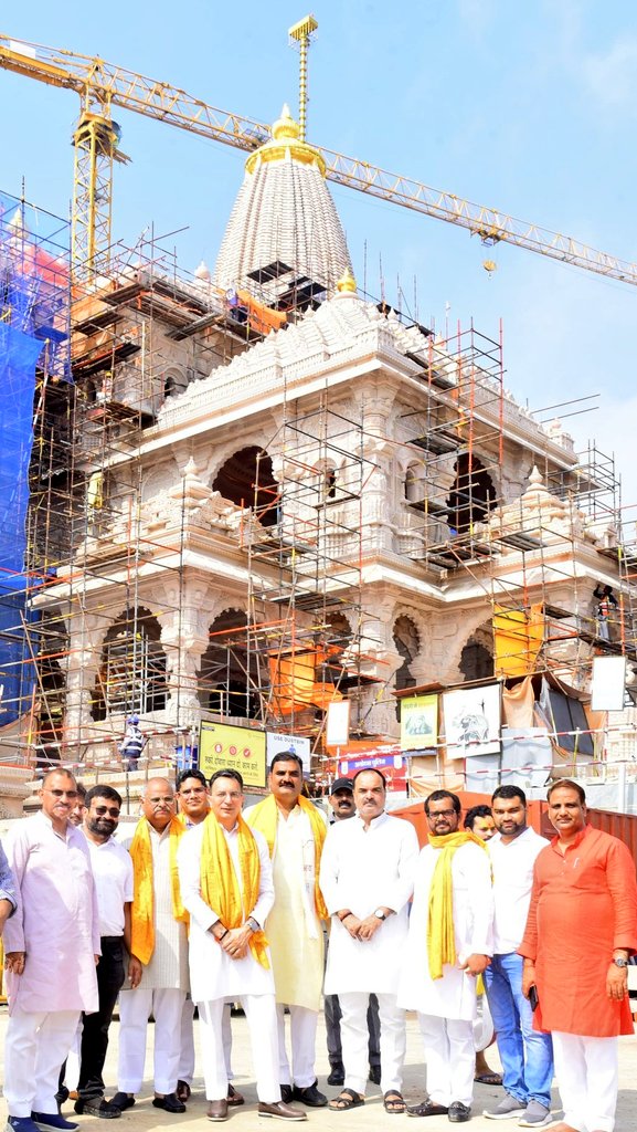 VineetMishra999's tweet image. आज मर्यादा पुरुषोत्तम भगवान #श्रीराम जी की जन्मभूमि अयोध्याधाम में श्री रामलला जी के दिव्य दर्शन का सौभाग्य केन्द्रीय राज्य मंत्री आदरणीय श्री जितिन प्रसाद जी के साथ प्राप्त हुआ।
प्रभु श्री राम जी की कृपा हम सभी पर सदैव बनी रहे!🐚🕉️