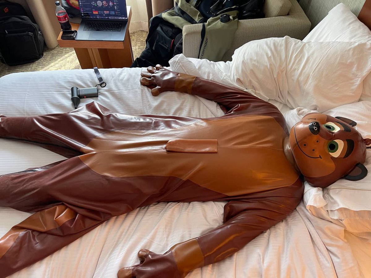 SeireinoSensh's tweet image. Who's going to give this otter some air ? The pumps right their... go ahead!!
Would love to be a latex animal again, so rare but the chance was amazing. Who will i see at MP ? Should be able to bring a lot more things and suits if anyone wants to meet or suit swap. Love to try a…