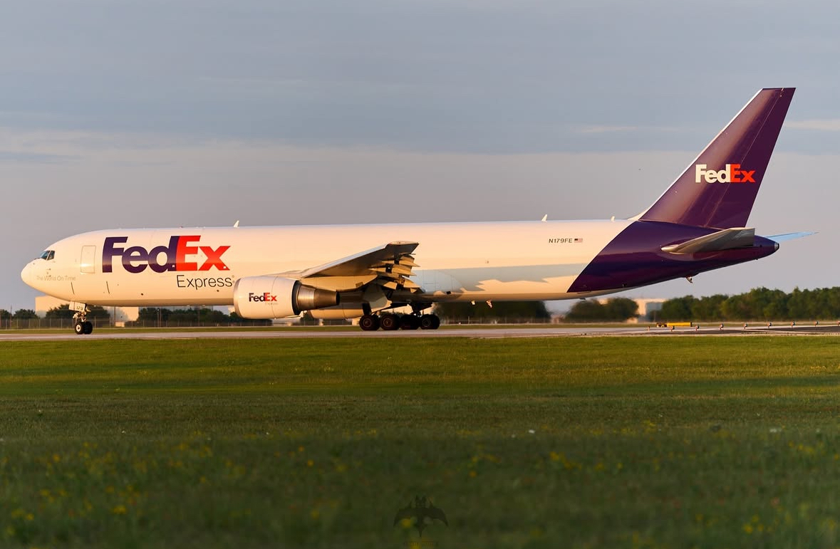 AustinAirport's tweet image. FedEx is always delivering, and this planespotter understood the mission and delivered too. 💅✨

📸: @batcity_spotter on IG
.
.
.
#FlyAustin #PlaneSpotter #AviationLovers #Sunset