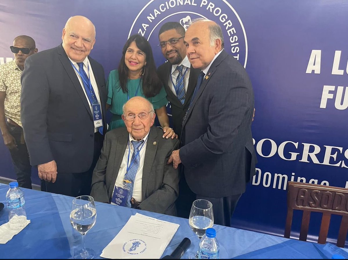 SantosLiriano's tweet photo. En el día de hoy y de corazón con alta estima, felicitar al Dr. Marino Vinicio Castillo #Vincho en su cumpleaños No.94, en plena salud, juicio y coraje, Dios le continué bendiciendo.
@redes_FNP
@pelegrinc
@jvcs57
@VinicioSenador
#vinchos https://t.co/YyjsfBY7rJ