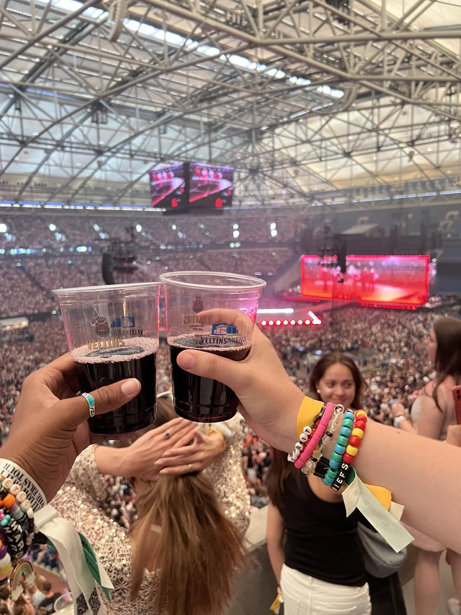 rosecolored_ry's tweet image. paraeras show no. 2 happened a year ago (some folks online dragged me for this shirt saying it was “lowkey rude” to wear such a shirt to a tswift show 😭)
