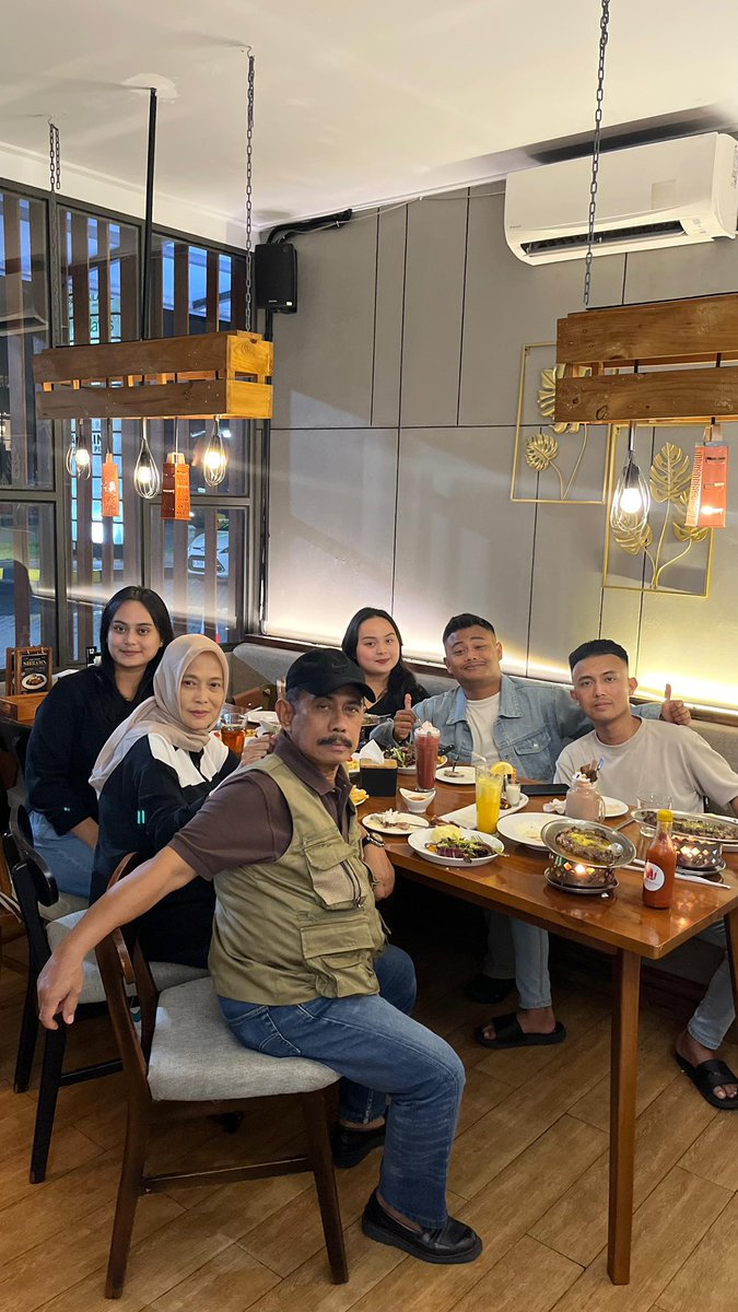 ambon_JS's tweet image. di 24 tahun bersama lu pade, sayang bener gua sama lu pada, jangan ada yang buat mereka kusut dah, urusannya sama gua! #ceyem #myfamilymyteam #zigizaga