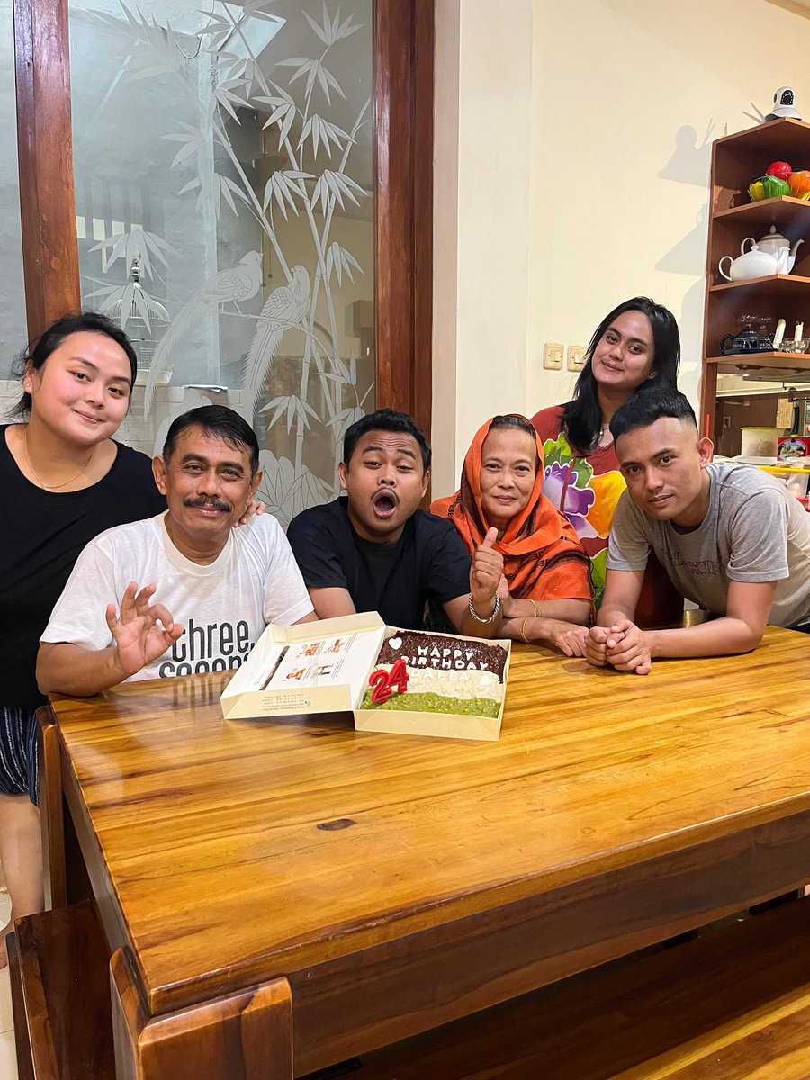 ambon_JS's tweet image. di 24 tahun bersama lu pade, sayang bener gua sama lu pada, jangan ada yang buat mereka kusut dah, urusannya sama gua! #ceyem #myfamilymyteam #zigizaga