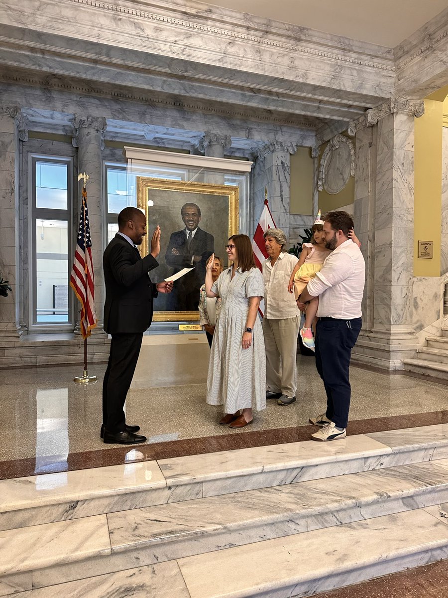 vj5c07's tweet image. Congratulations to newly sworn in 5B06 Commissioner Maya Vizvary! Looking forward to working with you to build a safe and vibrant Rhode Island Ave!