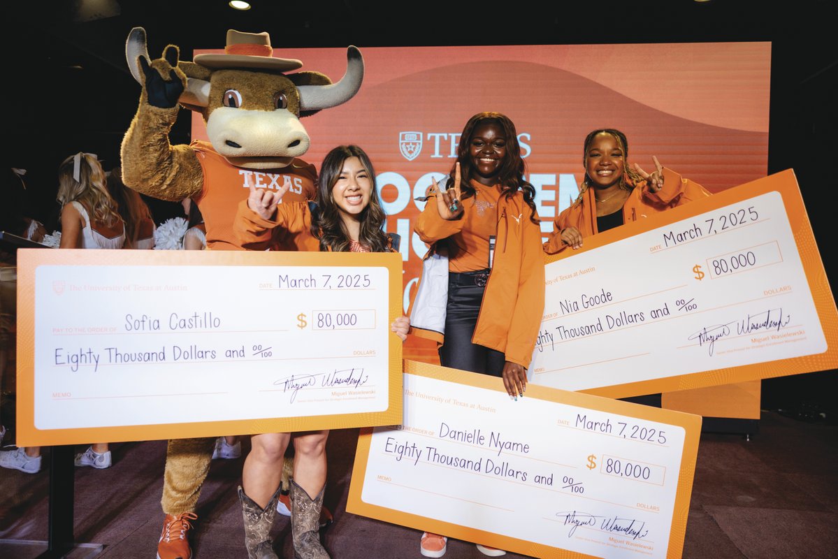 TexasExes's tweet image. Hook ’Em House lit up SXSW again this year with two days of panels, podcasts, live music & surprise scholarship awards—hosted at Antone’s in downtown ATX. Learn more in the Alcalde!
alcalde.texasexes.org/2025/06/longho…