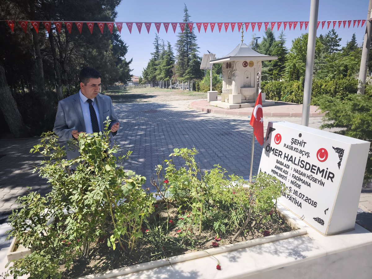Kaymakamımız sayın Murat EREN, Fetullahçı Terör Örgütü'nün (FETÖ) 15 Temmuz 2016'daki darbe girişimi sırasında Ankara'da Özel Kuvvetler Komutanlığı'nda darbeci generali vurduktan sonra şehit edilen P. Asb. Kd. Bçvş. Ömer Halisdemir'in kabrini ziyaret ederek dua etti.
<a href="/Murat_Eren/">Murat EREN</a>