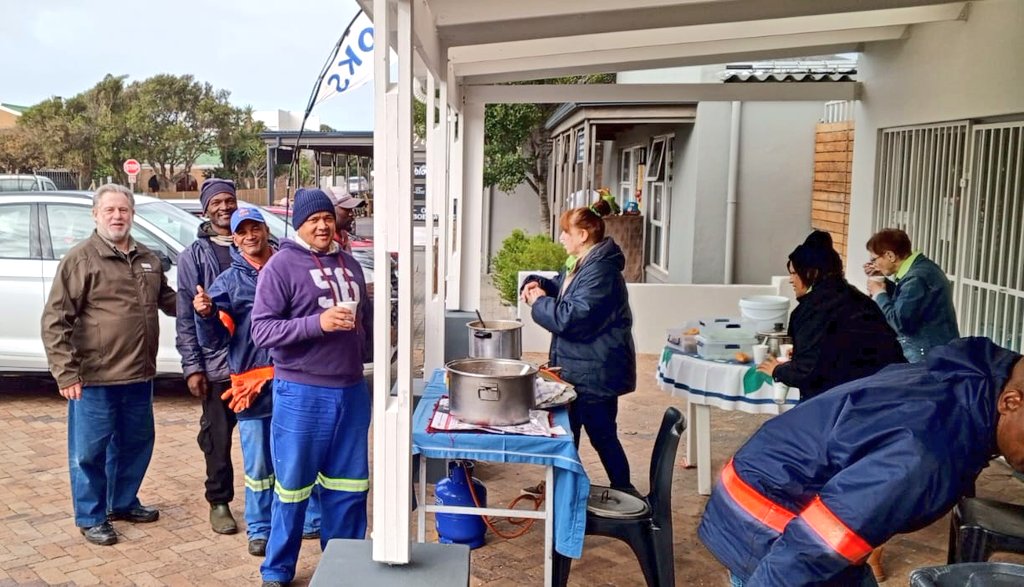 lolsielove's tweet image. Ons het die mense bederf met 'n lekker warm koppie sop vandag, ek het my lekker vleis en groente sop gemaak. 🩷