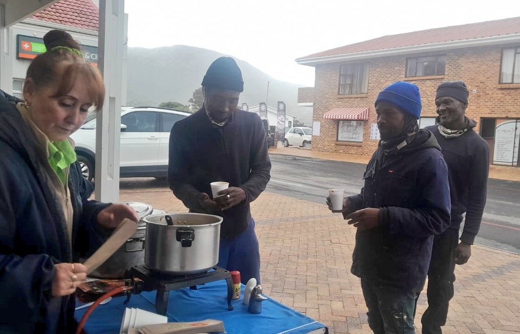 lolsielove's tweet image. Ons het die mense bederf met 'n lekker warm koppie sop vandag, ek het my lekker vleis en groente sop gemaak. 🩷
