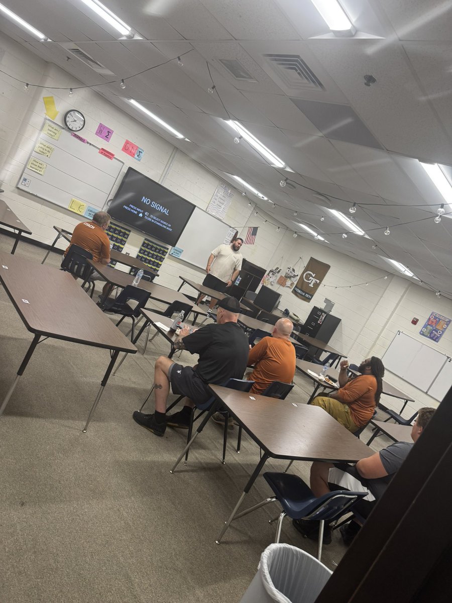 KellYouthBall's tweet image. Thank you @Kell_Football, @Coach_May82 for mentoring our Youth and Junior Coaches at our Coaching Clinic! #oneprogram #DMGB