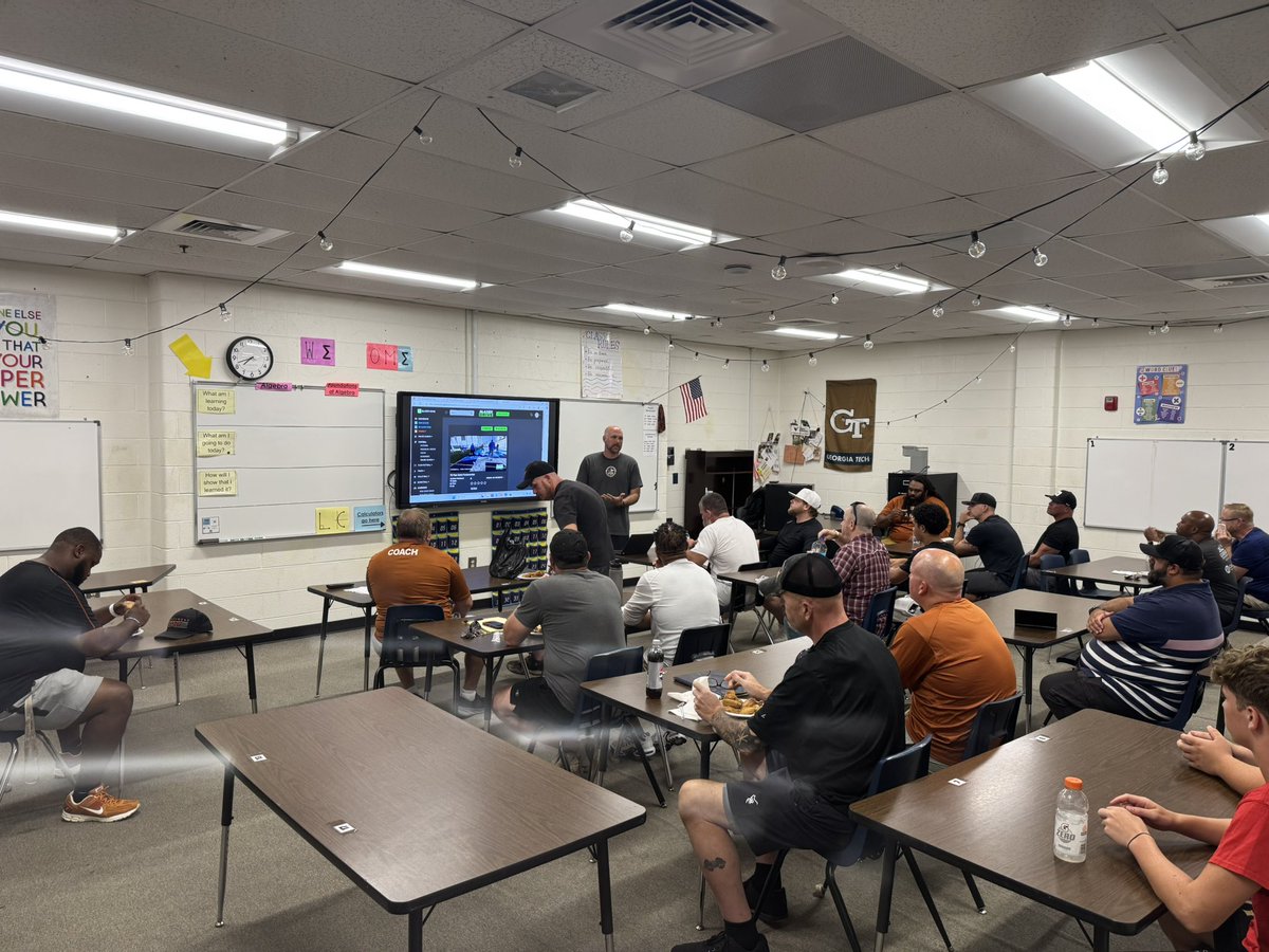 KellYouthBall's tweet image. Thank you @Kell_Football, @Coach_May82 for mentoring our Youth and Junior Coaches at our Coaching Clinic! #oneprogram #DMGB