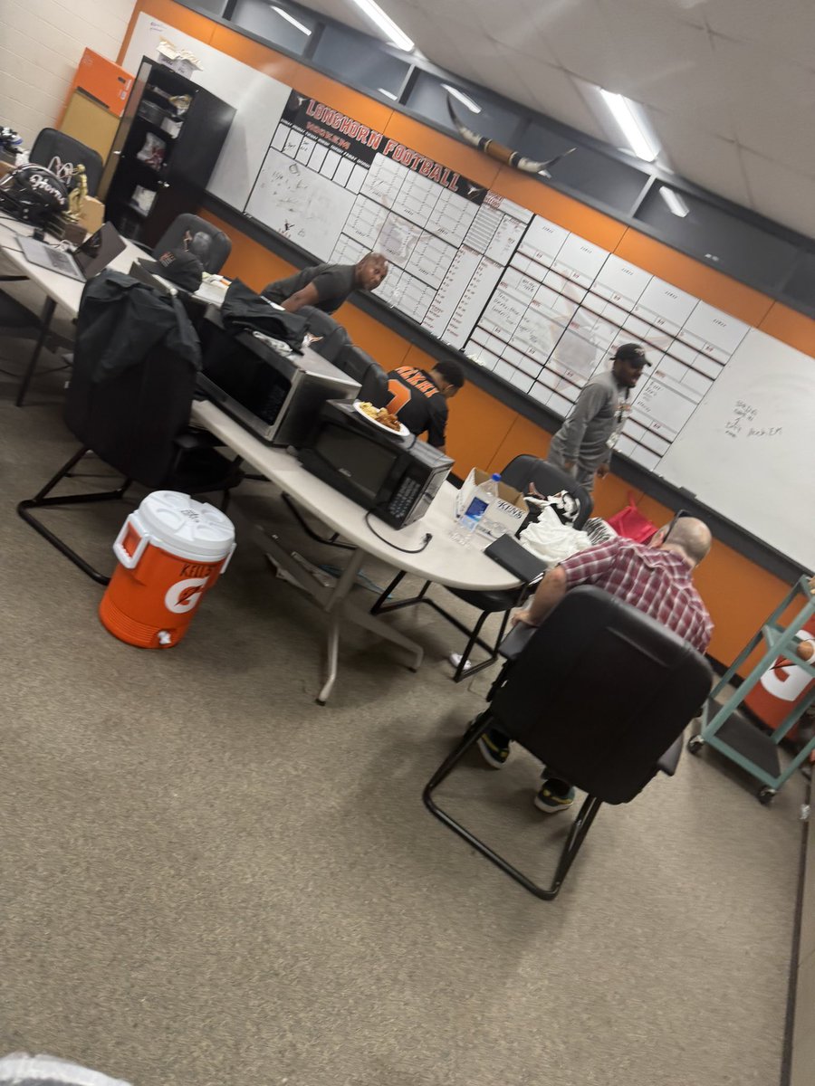 KellYouthBall's tweet image. Thank you @Kell_Football, @Coach_May82 for mentoring our Youth and Junior Coaches at our Coaching Clinic! #oneprogram #DMGB