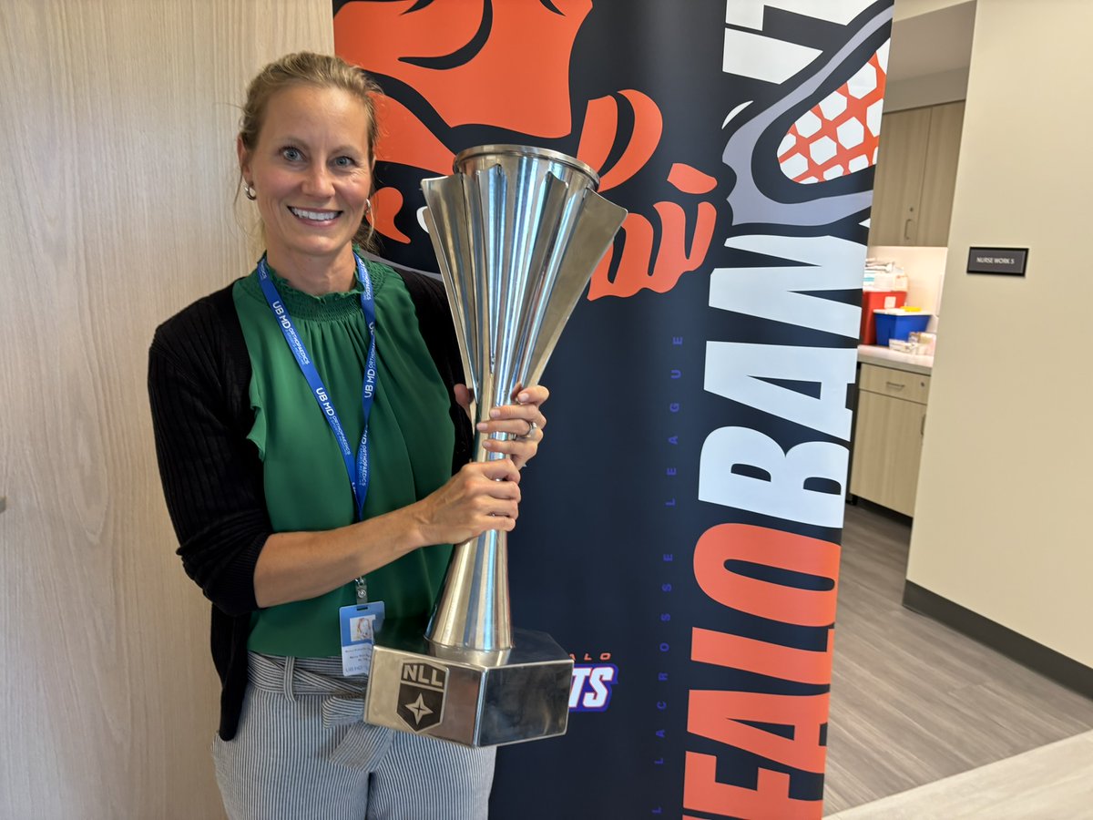 UBMDOrtho's tweet image. Our team had a blast snapping pics with the #NLLCup this week! 📸🏆 Fresh off their 3rd straight title, the @NLLBandits brought the cup to our 716 Health location. Staff &amp;amp; patients got up close with this coveted trophy!

Proud to be their #TeamDocs. 🧡🖤 #NLLChampions #Banditland