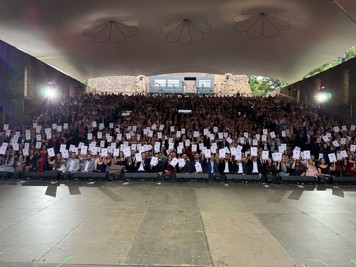 Auf sie freuen wir uns sehr: unsere 265 frischgebackenen Diplom-Finanzwirtinnen und Diplom-Finanzwirte!👏 Ihre Abschlussurkunden haben sie heute im feierlichen Rahmen in der Stiftsruine Bad Hersfeld erhalten. 📜 Hinter ihnen liegt ein anspruchsvolles dreijähriges duales Studium.