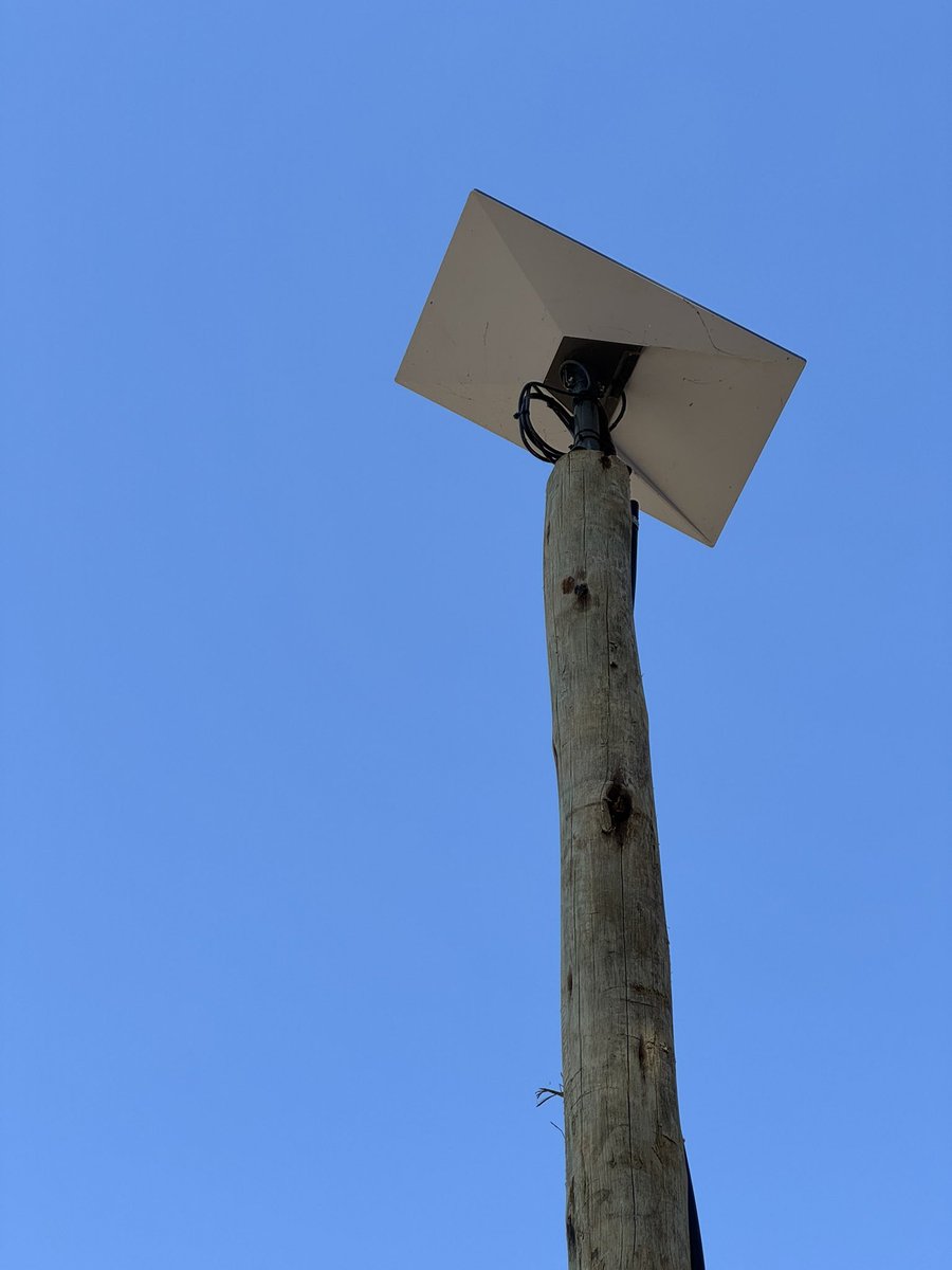 ajventerx's tweet image. @Starlink 
Arrived in the Okavango Delta Botswana 🇧🇼 
(In the middle of nowhere)
At the lodge the wifi 🛜 is super fast!
I ask management how is it possible…
They go show me…
STARLINK!!!
Guests and Employees are so happy!
@elonmusk