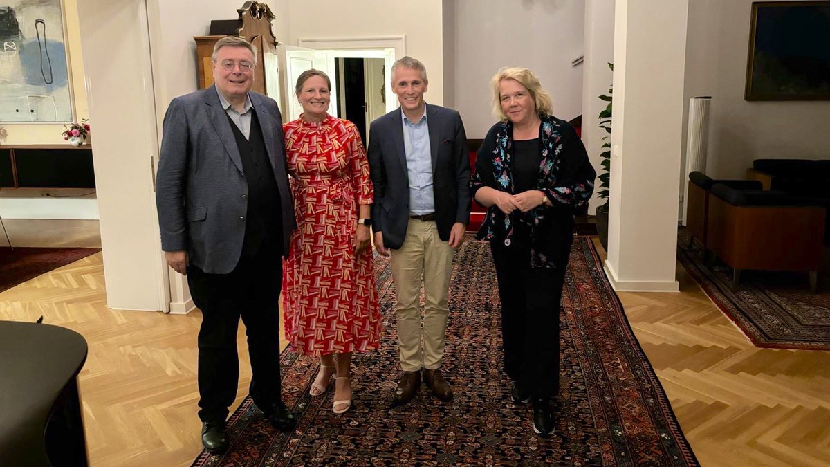 Thomas Østrup Møller (@botschafterdk) on Twitter photo Lieber <a href="/GermAmbDNK/">Ambassadør Agrée Anke Meyer</a> ,
ganz herzlichen Dank für die immer offene, vertrauensvolle Zusammenarbeit – und für deinen großartigen Einsatz für die deutsch-dänische Freundschaft!
Es war auch menschlich eine Freude. Alles Gute für den neuen Abschnitt in 🇭🇷 – vi ses! 🇩🇪🇩🇰 Lieber <a href="/GermAmbDNK/">Ambassadør Agrée Anke Meyer</a> ,
ganz herzlichen Dank für die immer offene, vertrauensvolle Zusammenarbeit – und für deinen großartigen Einsatz für die deutsch-dänische Freundschaft!
Es war auch menschlich eine Freude. Alles Gute für den neuen Abschnitt in 🇭🇷 – vi ses! 🇩🇪🇩🇰