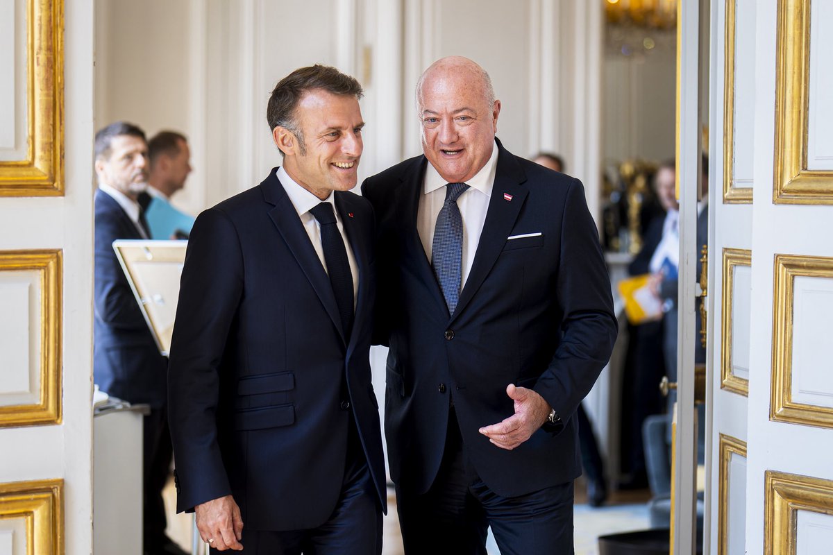 _CStocker's tweet photo. Met with French President @EmmanuelMacron in Paris today.

Especially in challenging times, we need strong and reliable partners who focus on what really matters: improving our European competitiveness, standing firm on migration, and ensuring responsible EU funding.

Austria and France are working side by side for a strong and sovereign Europe.

Merci beaucoup pour cet accueil chaleureux et amical!

📸 BKA/ Schrötter