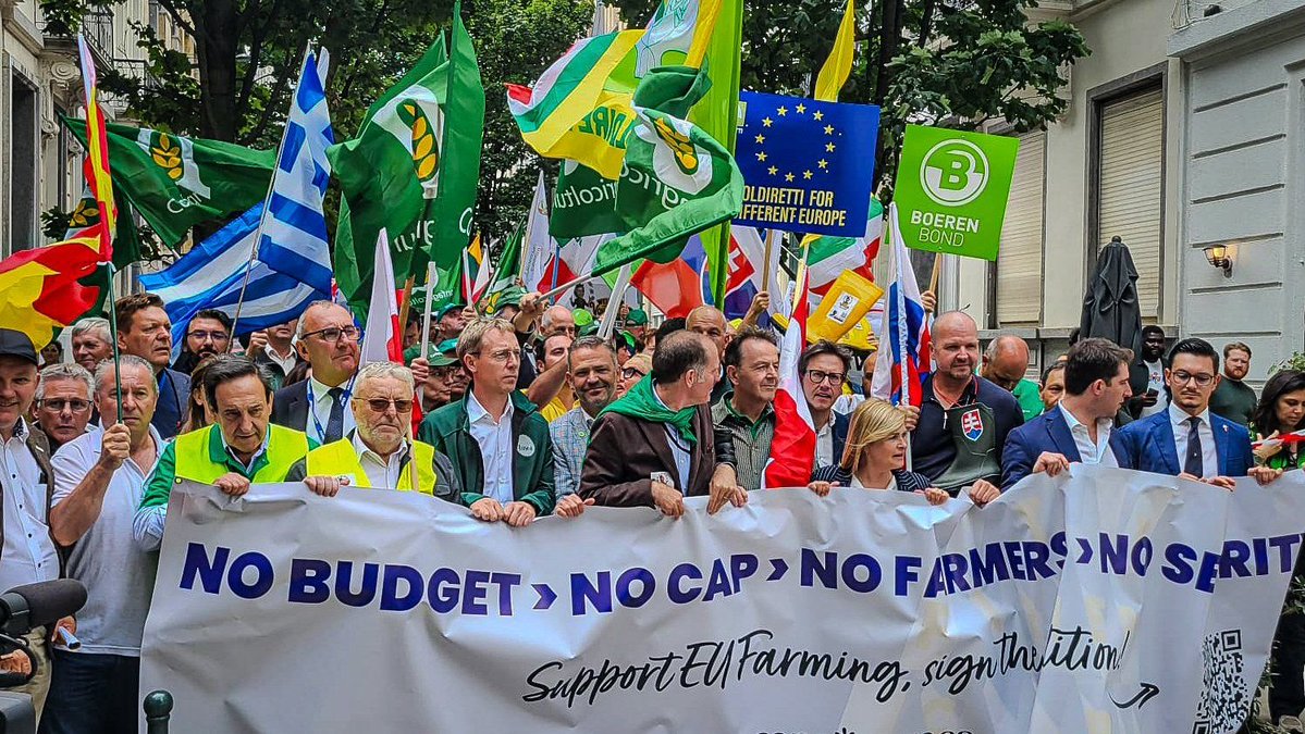 Vt_Trebuchet's tweet image. La TECHNOCRATIE sur tous les fronts 🤯 :
➡️ Pendant que François Bayrou annonce à nouveau un budget socialiste qui va appauvrir la France et les Français, Ursula Van der Leyen décide de la destruction de la Politique Agricole Commune.
🎯 J'étais à Bruxelles, ce 16 juillet, aux…
