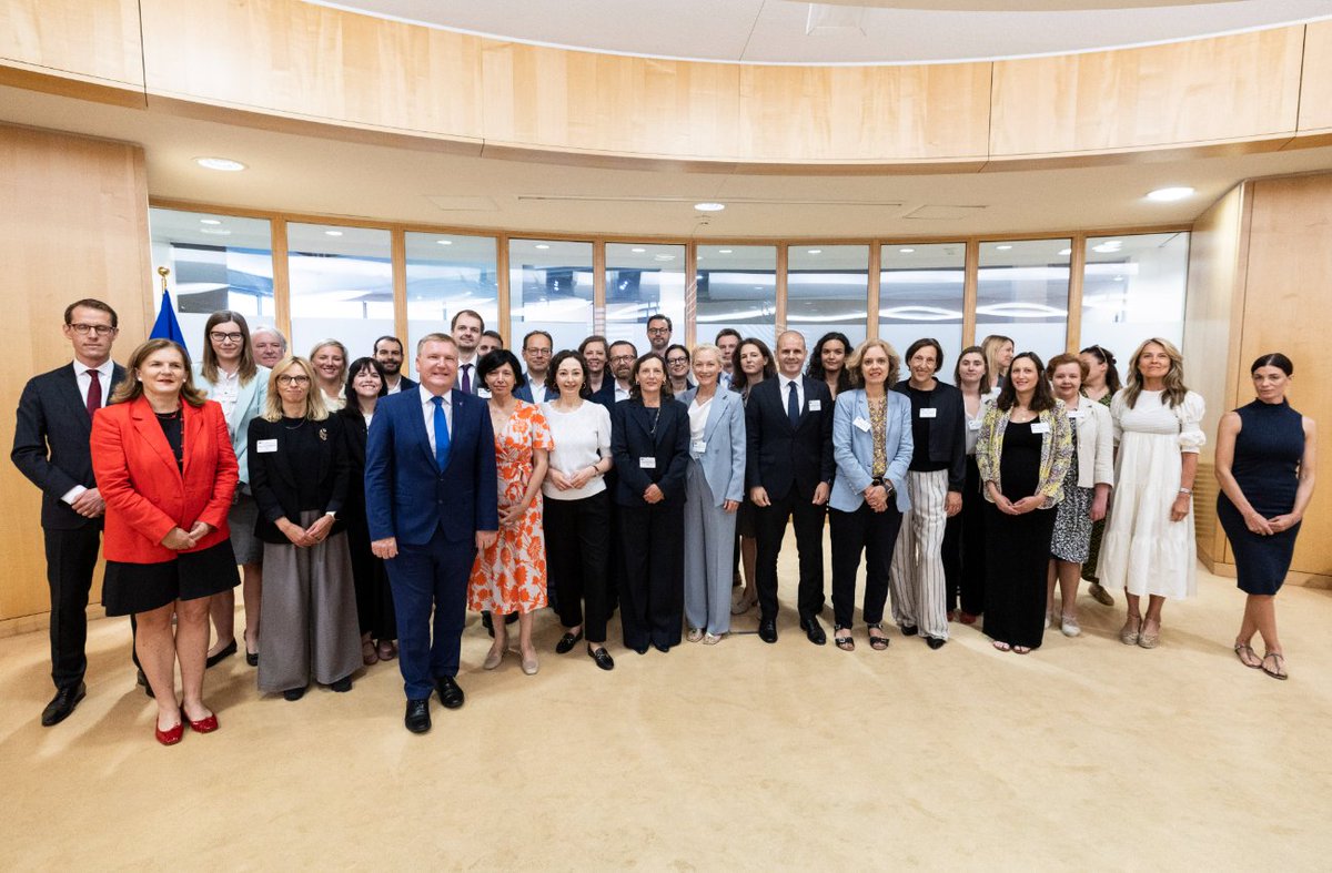 🇪🇺 Commissioner McGrath met with business leaders &amp; consumer reps in Brussels to kick off the #ImplementationDialogue on digital consumer protection! 🛡️

🤝 Aiming to simplify EU rules, boost enforcement &amp; ensure fairness in the digital age. #EUConsumerRights #DigitalFairnessAct