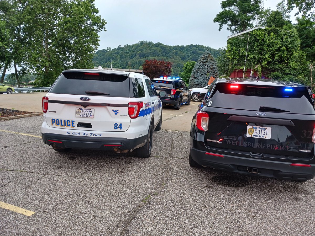 BSteinbachWTOV9's tweet image. Happening Now in Wellsburg.
According to first responders with Brooke County EMA, an 18-wheeler lost control on 10th street and crashed into the Ohio River. Stay with @WTOV9