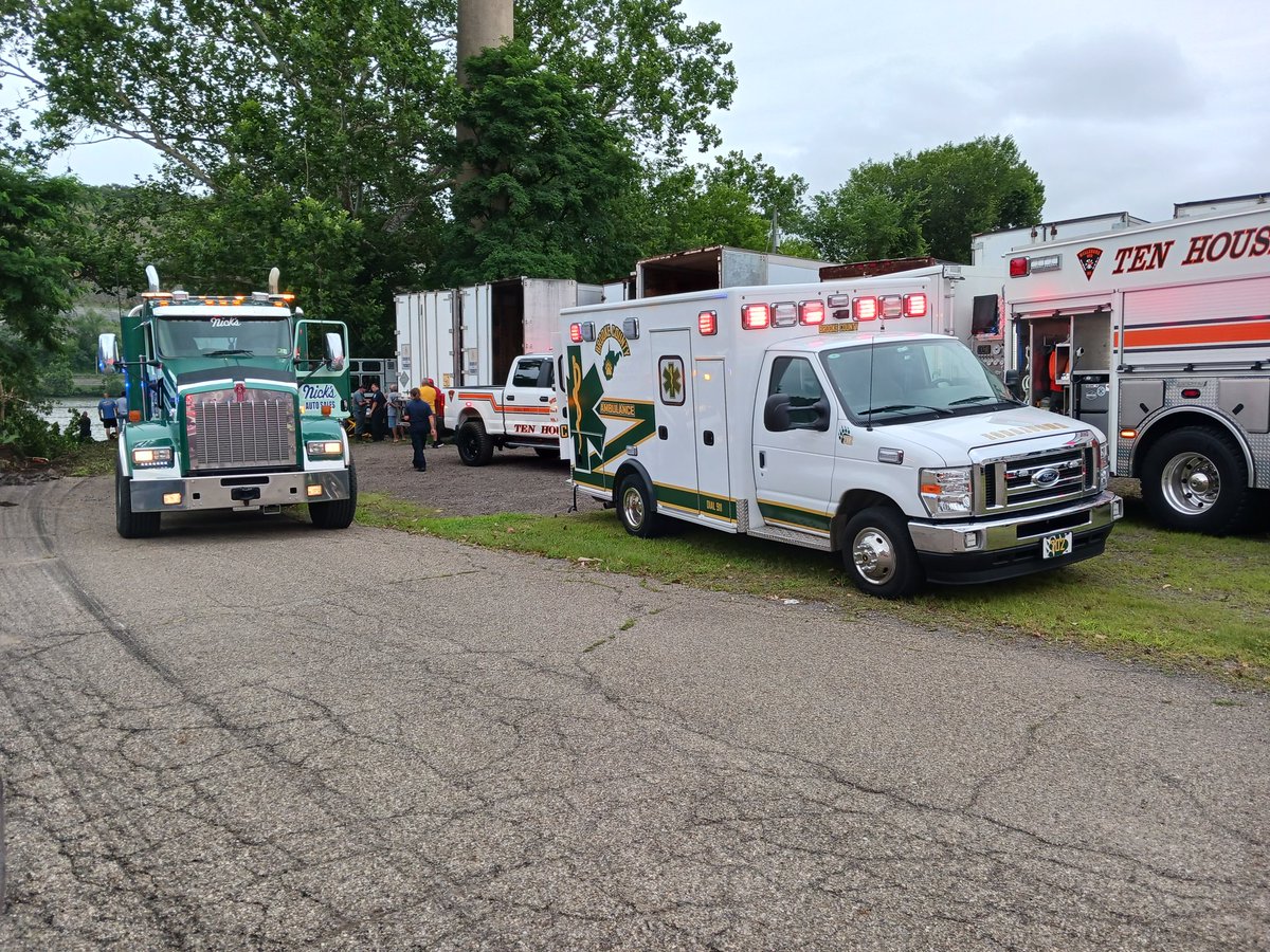 BSteinbachWTOV9's tweet image. Happening Now in Wellsburg.
According to first responders with Brooke County EMA, an 18-wheeler lost control on 10th street and crashed into the Ohio River. Stay with @WTOV9