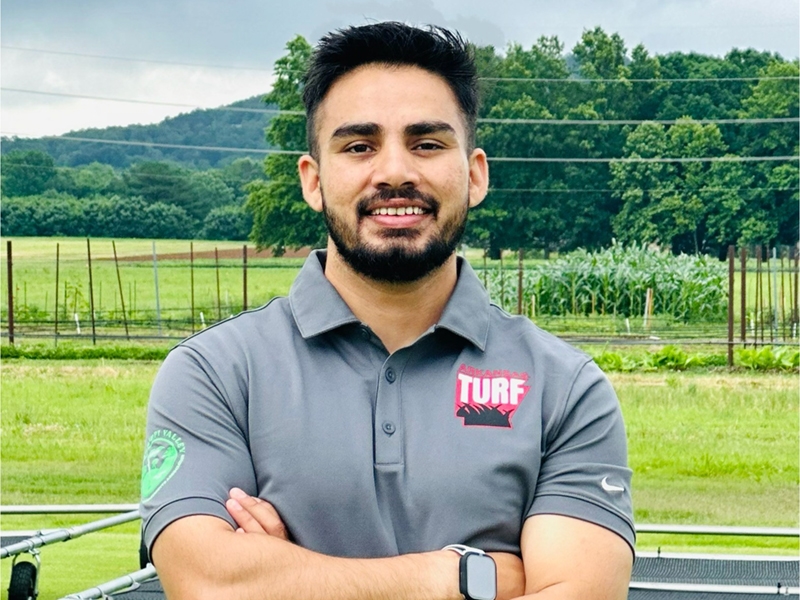 Sharandeep Singh Chahal, #horticulture PhD student, digging into #turfgrass diseases threatening lawns, athletic fields &amp; landscapes; studying Yellow Tuft, aka as Downy Mildew, caused by Sclerophthora macrospora, &amp; Large Patch: t.ly/ccBZJ

#AgFoodLife