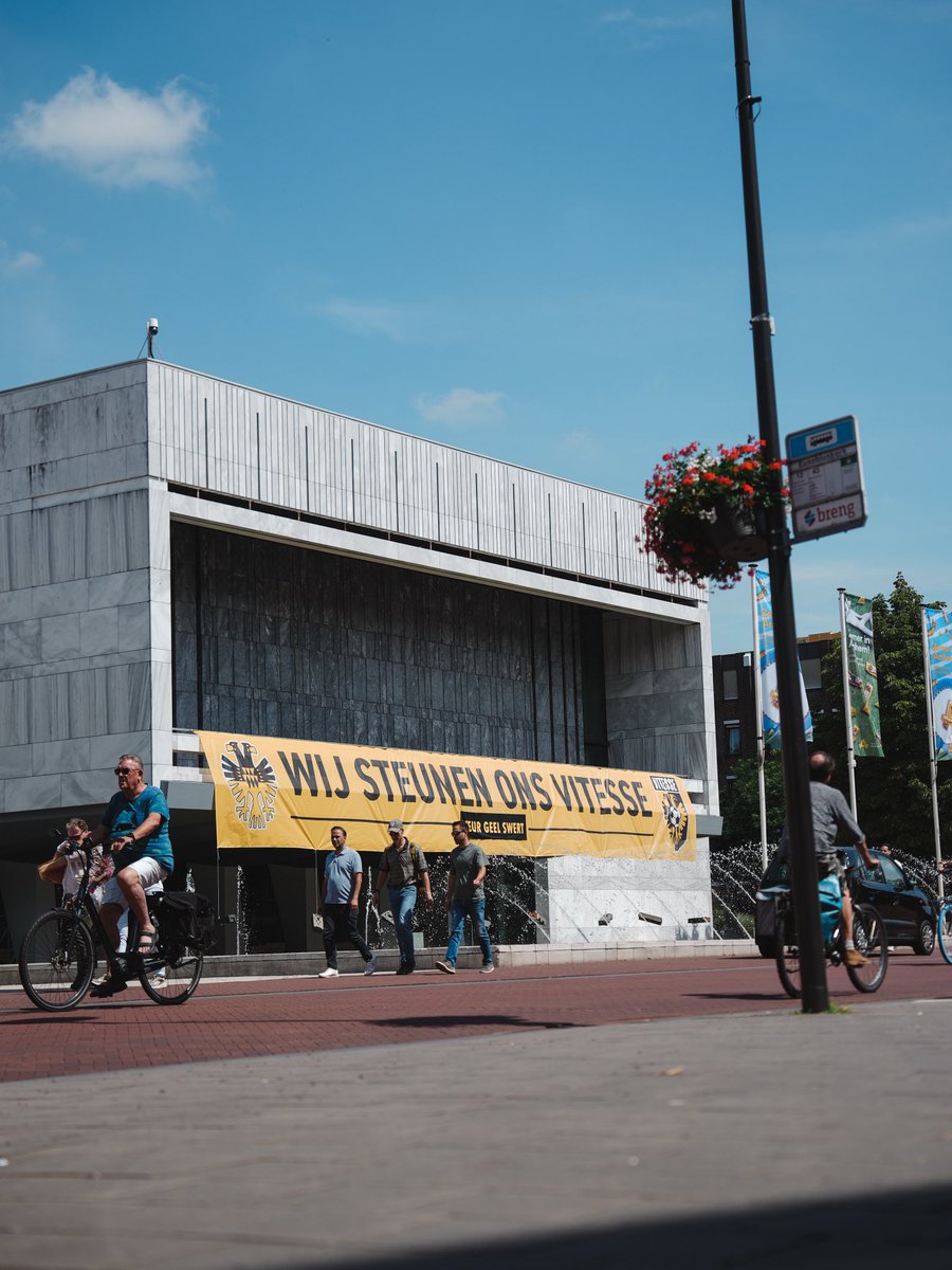 Vitesse is geen gewone voetbalclub. Al meer dan 133 jaar is Vitesse een levend icoon van Arnhem. Het is erfgoed, cultuur, trots, een gedeelde herinnering die van generatie op generatie wordt doorgegeven.