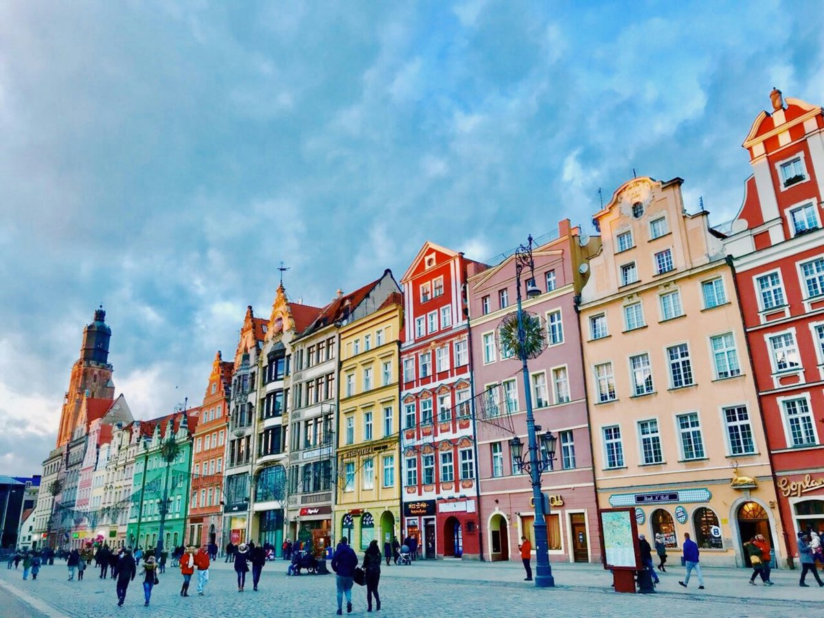 🇵🇱 #Wrocław (se pronuncia “Brótsuaf”) fue uno de mis grandes descubrimientos en #Polonia.

🧙‍♂️ Una ciudad de puentes, canales, plazas medievales… ¡y gnomos escondidos!

📌 Te cuento todo lo que ver y hacer en un día (o dos): bit.ly/WRW_Poland