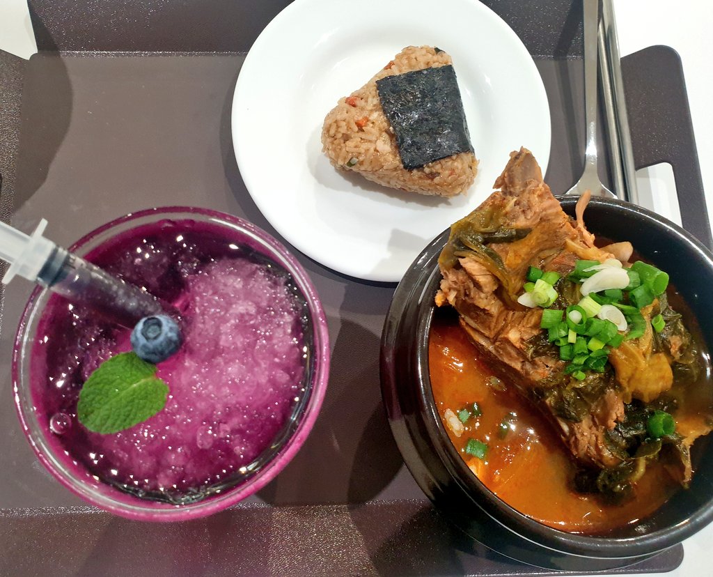 헌터는 조용히 살고싶다 모펀 서교점 다녀왔습니다🥹 

엘베 열리고 가장 먼저 반기는건
해장국..향기..이 온도 습도 조명... 향기
콜라보카페이며 해장국집

카페 메뉴판도  할머니네해장국 🥹🥹

#헌조살 #백삼 #리공 #MAGMA #오로라스튜디오 #북극여우 #모펀 #콜라보카페