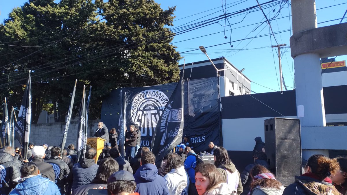 Política Obrera presente en el acto en Pirelli convocado por el SUTNA, en el marco de un paro nacional, para repudiar los despidos ilegales y reclamar su reincorporación y por  aumento de salarios. Arriba los que luchan!