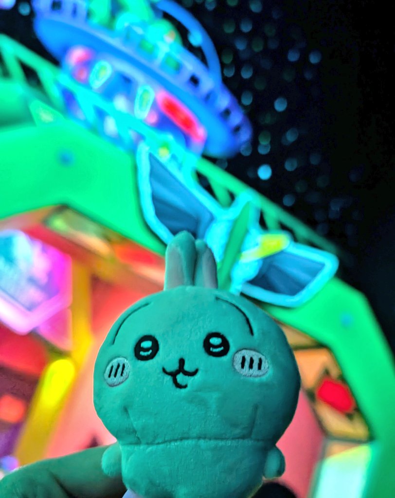 Pookadoodles1's tweet image. Day 3 in Anaheim 🌴 Usagi is celebrating Disneyland's 70th anniversary #chiikawa