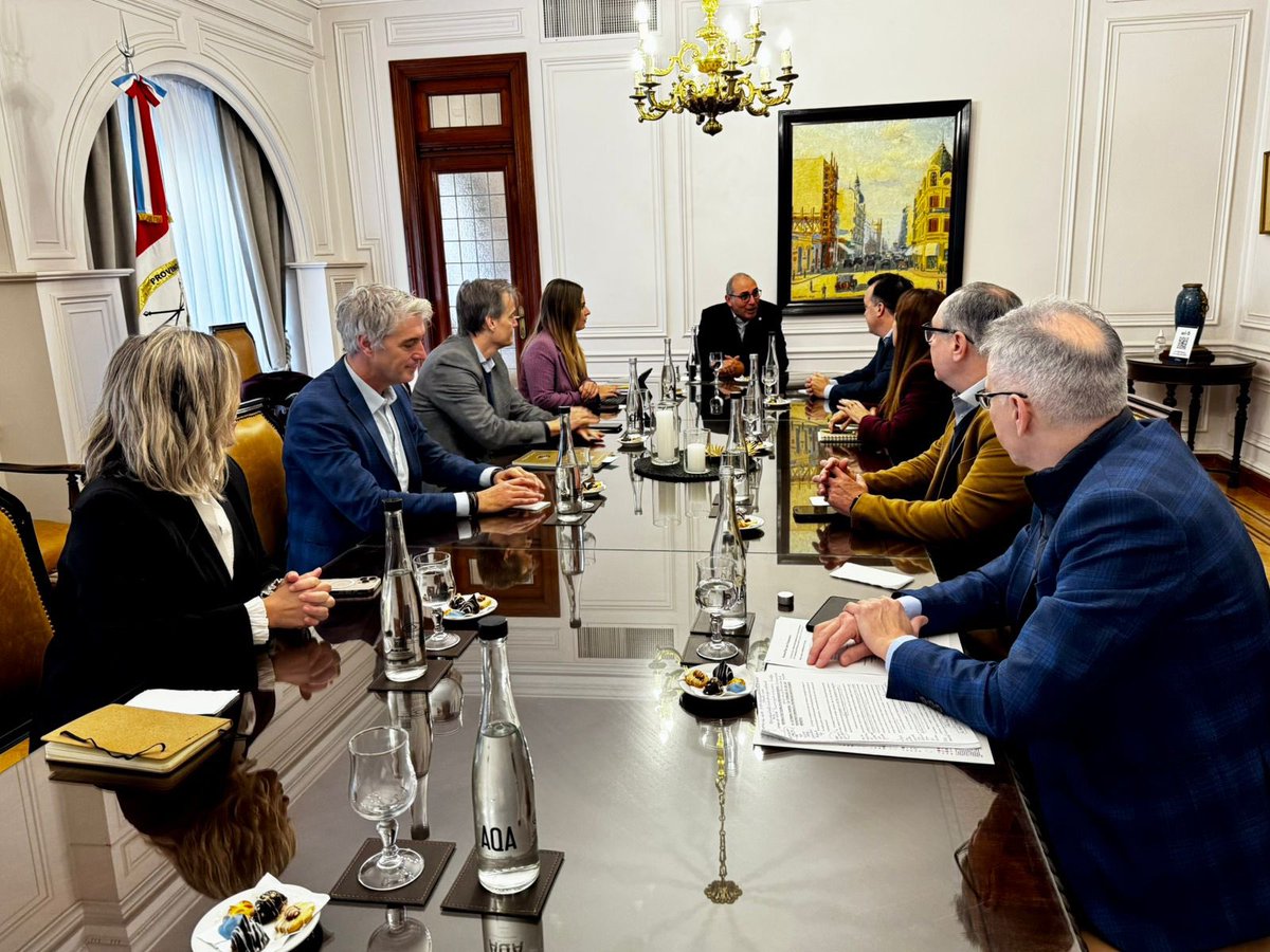 LioneCattalini's tweet image. Con autoridades de @BCSF_Oficial y @BolsaRosario intercambiamos miradas sobre el proceso de reforma de la Constitución. Es clave seguir trabajando junto a las instituciones y todos los actores de la sociedad para lograr una Constitución que nos represente a todos y todas.