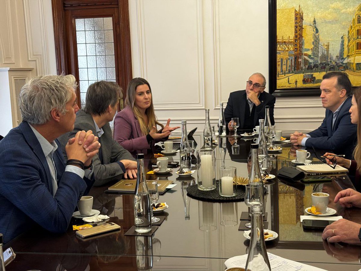 LioneCattalini's tweet image. Con autoridades de @BCSF_Oficial y @BolsaRosario intercambiamos miradas sobre el proceso de reforma de la Constitución. Es clave seguir trabajando junto a las instituciones y todos los actores de la sociedad para lograr una Constitución que nos represente a todos y todas.