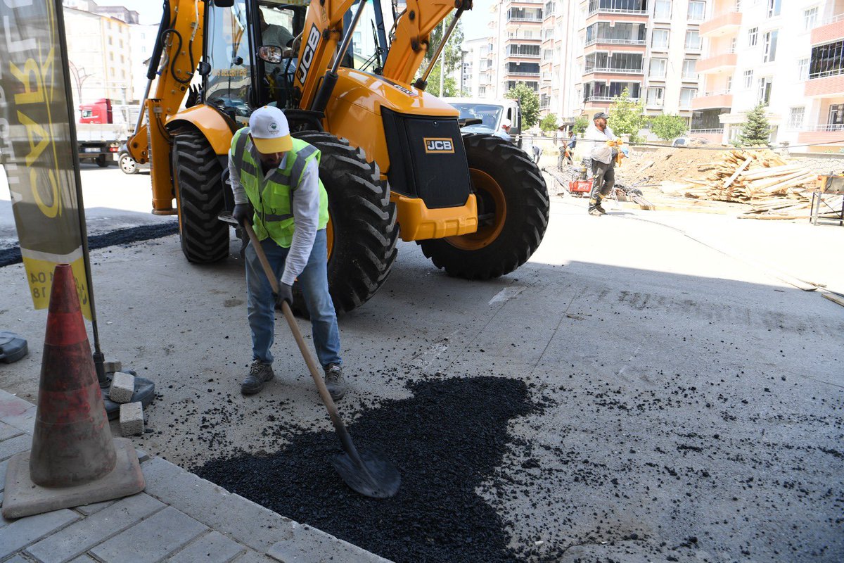 mus_bld's tweet image. 📌 Hürriyet Mahallesi’nde Yol Yama Çalışması
Fen İşleri Müdürlüğü ekiplerimiz, Hürriyet Mahallesi sınırları içerisinde yer alan Muş Devlet Hastanesi civarında yol yama çalışmalarını sürdürüyor.