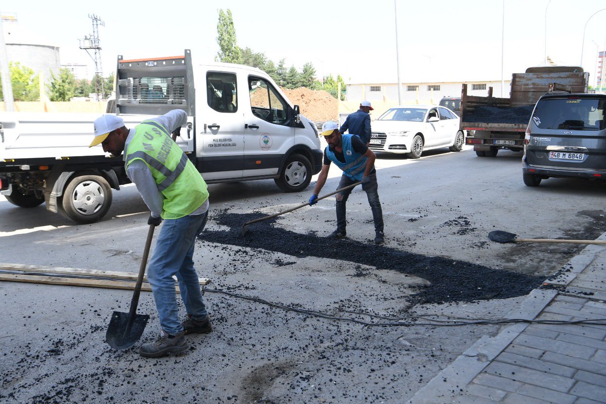mus_bld's tweet image. 📌 Hürriyet Mahallesi’nde Yol Yama Çalışması
Fen İşleri Müdürlüğü ekiplerimiz, Hürriyet Mahallesi sınırları içerisinde yer alan Muş Devlet Hastanesi civarında yol yama çalışmalarını sürdürüyor.