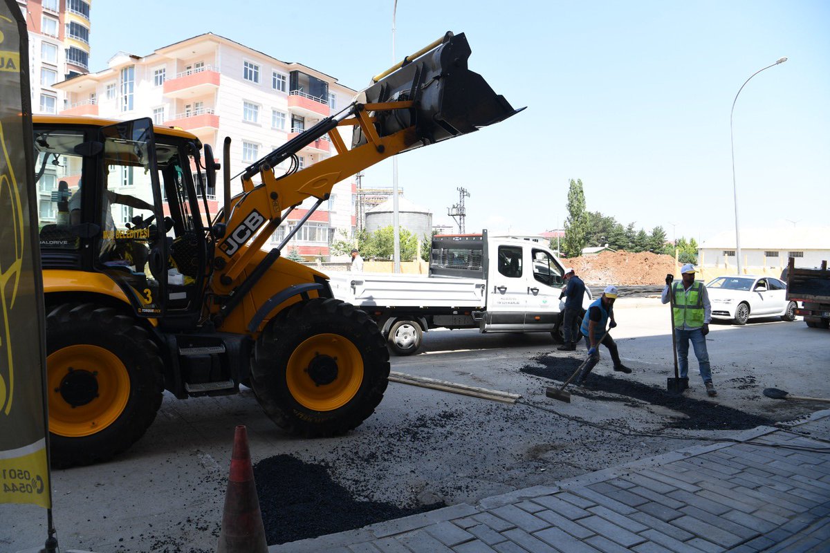 mus_bld's tweet image. 📌 Hürriyet Mahallesi’nde Yol Yama Çalışması
Fen İşleri Müdürlüğü ekiplerimiz, Hürriyet Mahallesi sınırları içerisinde yer alan Muş Devlet Hastanesi civarında yol yama çalışmalarını sürdürüyor.
