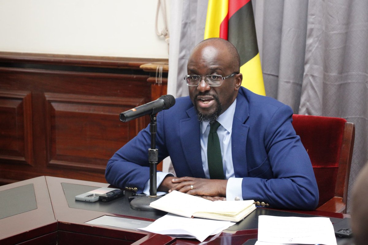 BugandaKingdom_'s tweet image. Kkooti enkulu eya Uganda eyimirizza mbagirawo ebiragiro bya Minisita Sam ku ttaka lya Kabaka ery'e Kaazi.
Minisita ow'Ettaka n'Ebizimbe mu Buganda Owek. Daudi Mpanga atangaazizza ensala ya kkooti eri Bannamawulire
Obwakabaka bulabudde abo bonna abakyalowooza okutambulira ku…