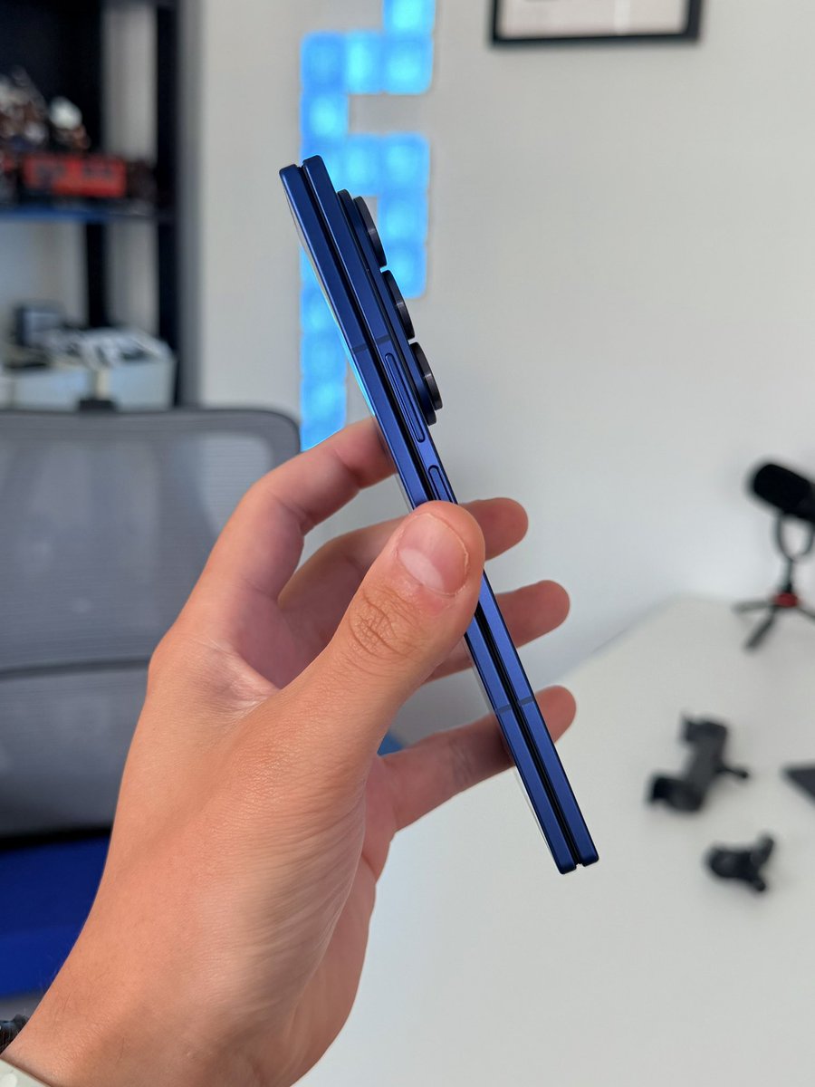 48 hours with the Galaxy Fold 7 as a die-hard Apple user 🍎📖

🧠 First impressions? Mind-blowing hardware. Every time I open it, it feels like I’m holding a brand new product.

📲 Setup was easy — downloaded my apps, signed in, and I’m getting 95% of my iPhone experience.

💬