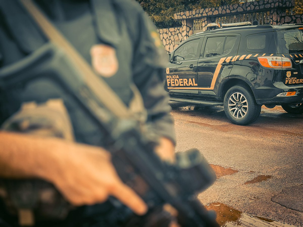 policiafederal's tweet image. 👮🚓#OPERAÇÃOPF | PF desarticula organização criminosa envolvida no comércio ilegal de armas de fogo e munições em Roraima. Operação Bellum Aurum resultou no cumprimento de 5 mandados de busca e apreensão e 2 mandados de prisão preventiva.
➡️Saiba mais: gov.br/pf/pt-br/assun…