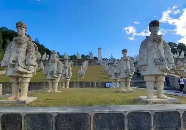 国殇墓园中有中国远征军的雕塑，最让人动容的是娃娃兵雕塑，解放腾冲时牺牲了3000多名娃娃兵，最小的只有9岁，最大的也才15岁。看到图三雕塑前放的🍬，真的让人泪目🥹
#互关互赞 #互fo #follobackforfolloback