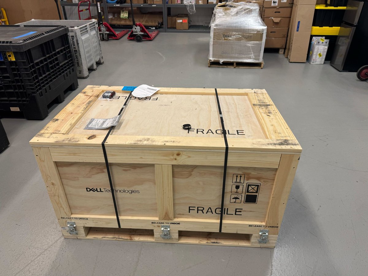 VoltagePark's tweet image. The ultimate unboxing: GPU servers!
Appreciate how our team makes it look easy to make AI infrastructure accessible to all (even when the job requires hauling 100+ lbs of finely engineered metal and silicon).
Hi! We're Voltage Park: bit.ly/4ksK3PU
#Nvidia #H100 #Dell…