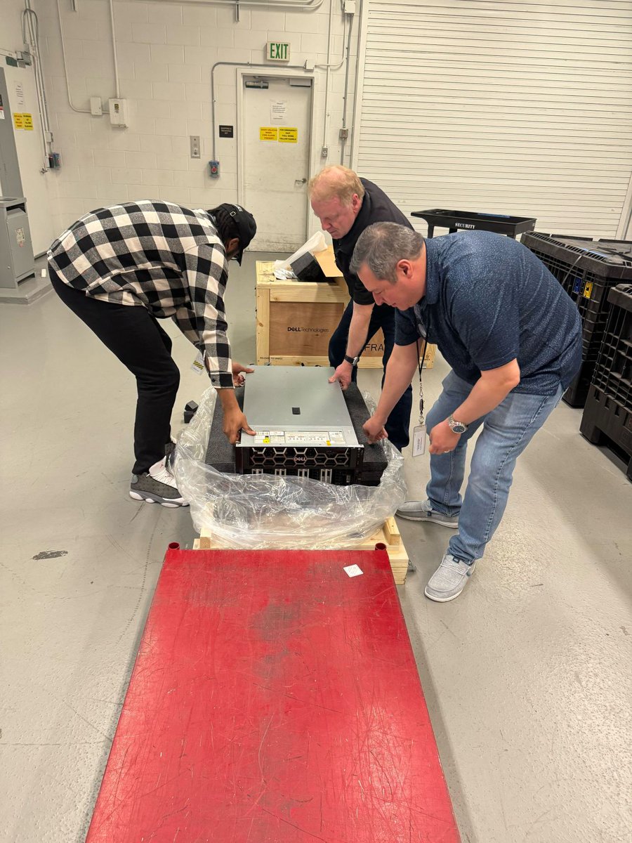VoltagePark's tweet image. The ultimate unboxing: GPU servers!
Appreciate how our team makes it look easy to make AI infrastructure accessible to all (even when the job requires hauling 100+ lbs of finely engineered metal and silicon).
Hi! We're Voltage Park: bit.ly/4ksK3PU
#Nvidia #H100 #Dell…